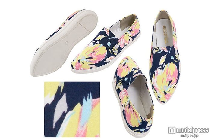 花柄ネイビースリッポン「KOBELETTUCE」2,690円(税込)