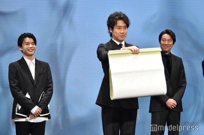 タイトル発表をややもったいぶる大泉洋を見て思わず笑う長尾謙杜と堤真一(C)モデルプレス