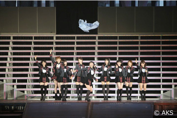 「見えない空はいつでも青い」を披露する横山由依