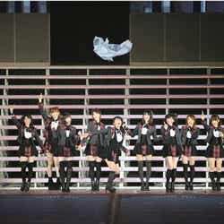 「見えない空はいつでも青い」を披露する横山由依