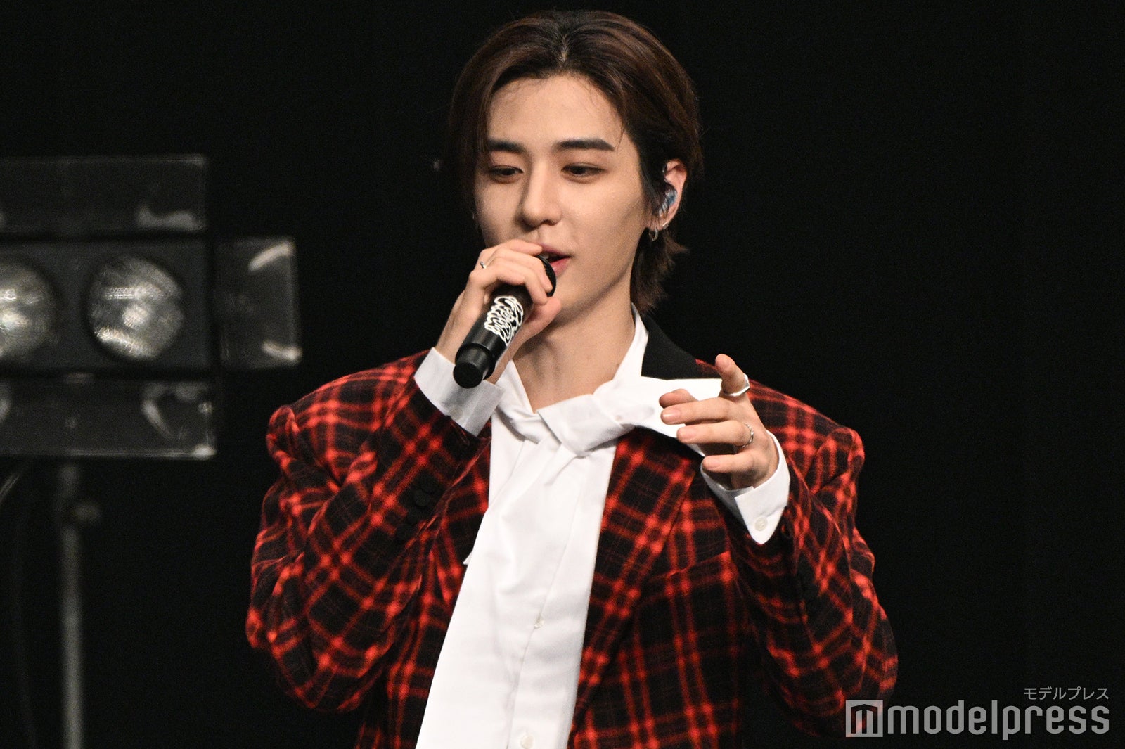 手を動かして一生懸命話すLEEHAN（イハン）（C）モデルプレス