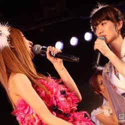 板野友美（左）、大島優子（右）／卒業公演（C）AKS