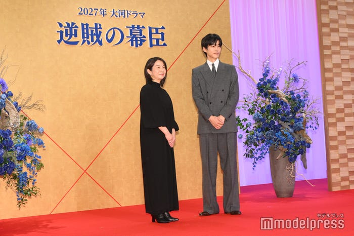 安達奈緒子氏、松坂桃李(C)モデルプレス
