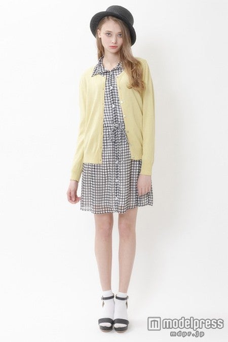 黄色カーディガンで春らしく「titivate」シフォンギンガムチェックシャツワンピース4,309円（税込）