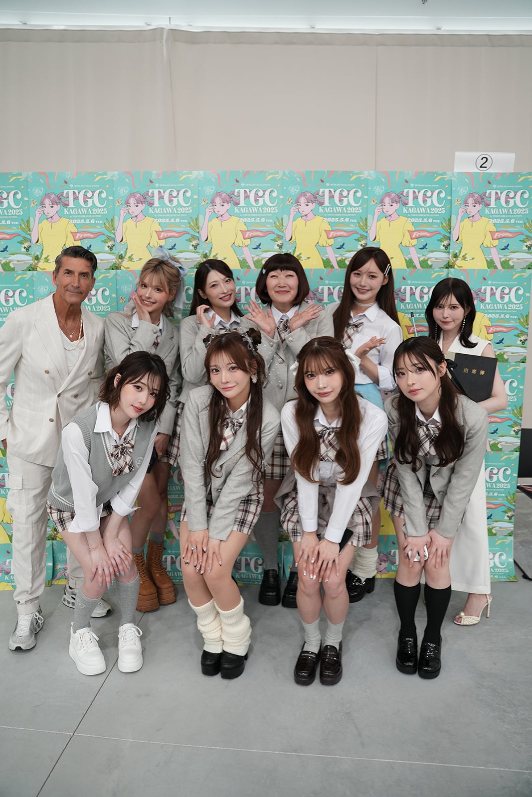 （後列左から）パンツェッタ・ジローラモ、今井アンジェリカ、二瓶有加、川村エミコ、きほ、益若つばさ（前列左から）RIKO、FUKA、ASUKA、TSUKASA（提供写真）