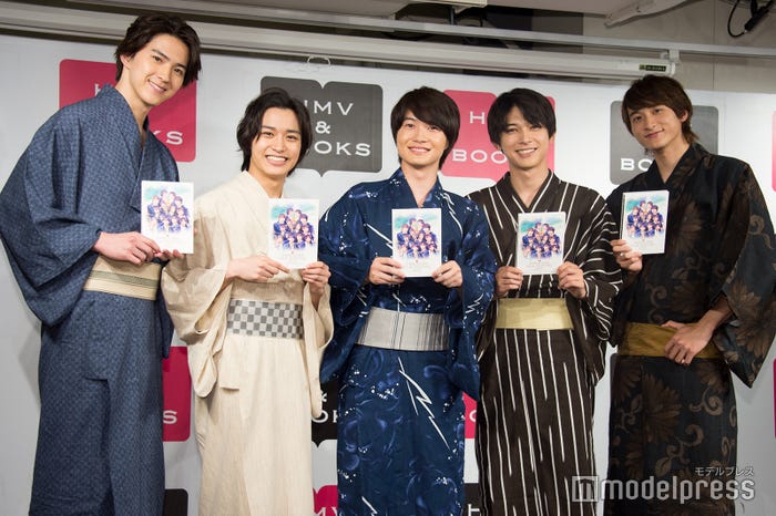 『HANDSOME FILM FESTIVAL 2017 DVD』ハイタッチ会(左から)甲斐翔真、松岡広大、神木隆之介、吉沢亮、小関裕太 (C)モデルプレス