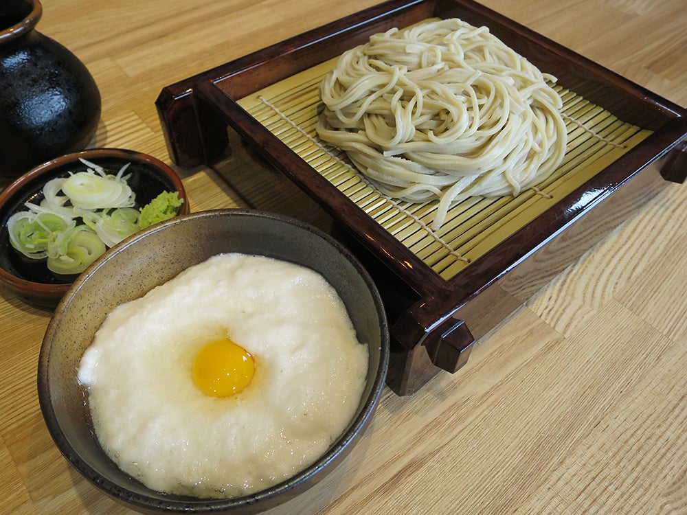 高尾山名物のとろろ蕎麦（高尾山スミカ）（提供画像）