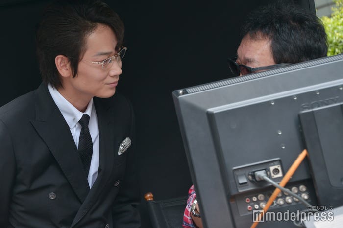 話しながらにっこりする綾野剛 (C)モデルプレス