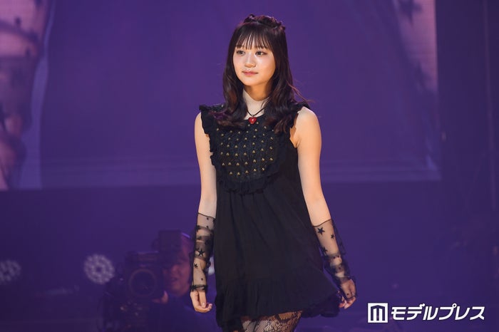 「今日好き」代田萌花（もか）、ミニ丈ワンピ×レースタイツで美脚スラリ「スタイル抜群」「いつもと雰囲気違う」と反響【学生ランウェイ名古屋】
