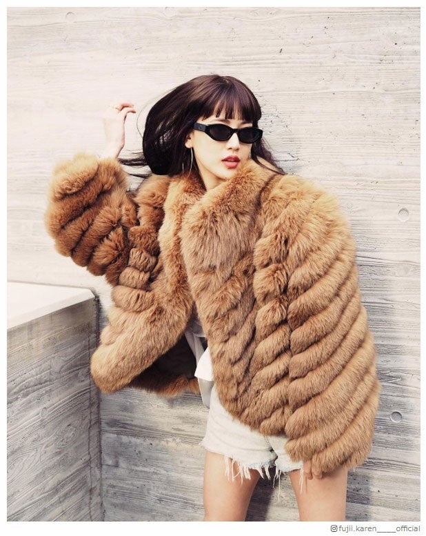 E-girls藤井夏恋、ショーパンで美脚披露 髪色にも注目集まる