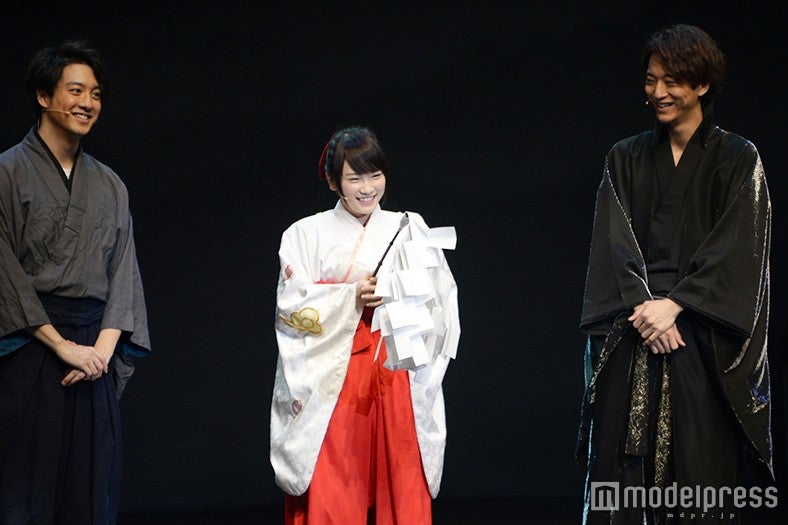 巫女姿で登場した川栄李奈（中央）（C）モデルプレス