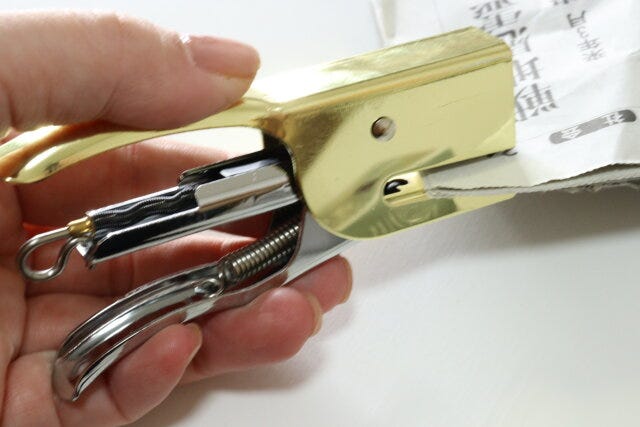 ダイソー　レバー式ホッチキス（ゴールドカラー、シルバーカラー）　使用例