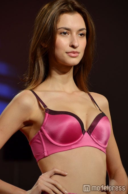 最新ランジェリーお披露目、「トリンプ」2012春夏ファッションショー＜写真特集＞