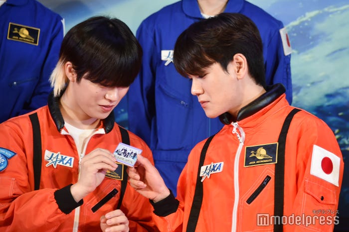 プレートをまじまじと見る木全翔也、豆原一成 (C)モデルプレス