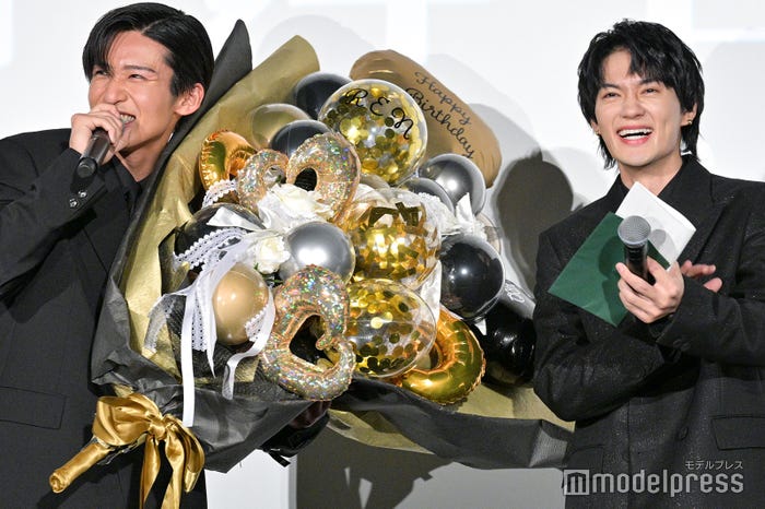 劇場版「トリリオンゲーム」初日舞台挨拶で誕生日を祝福された目黒蓮、7枚の手紙を読み涙した佐野勇斗(C)モデルプレス