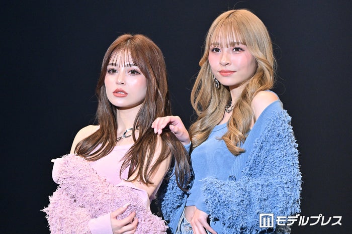 れいぽよ＆せらぴー姉妹、色違いコーデで登場 肩落としニットで素肌チラリ【超十代2024】