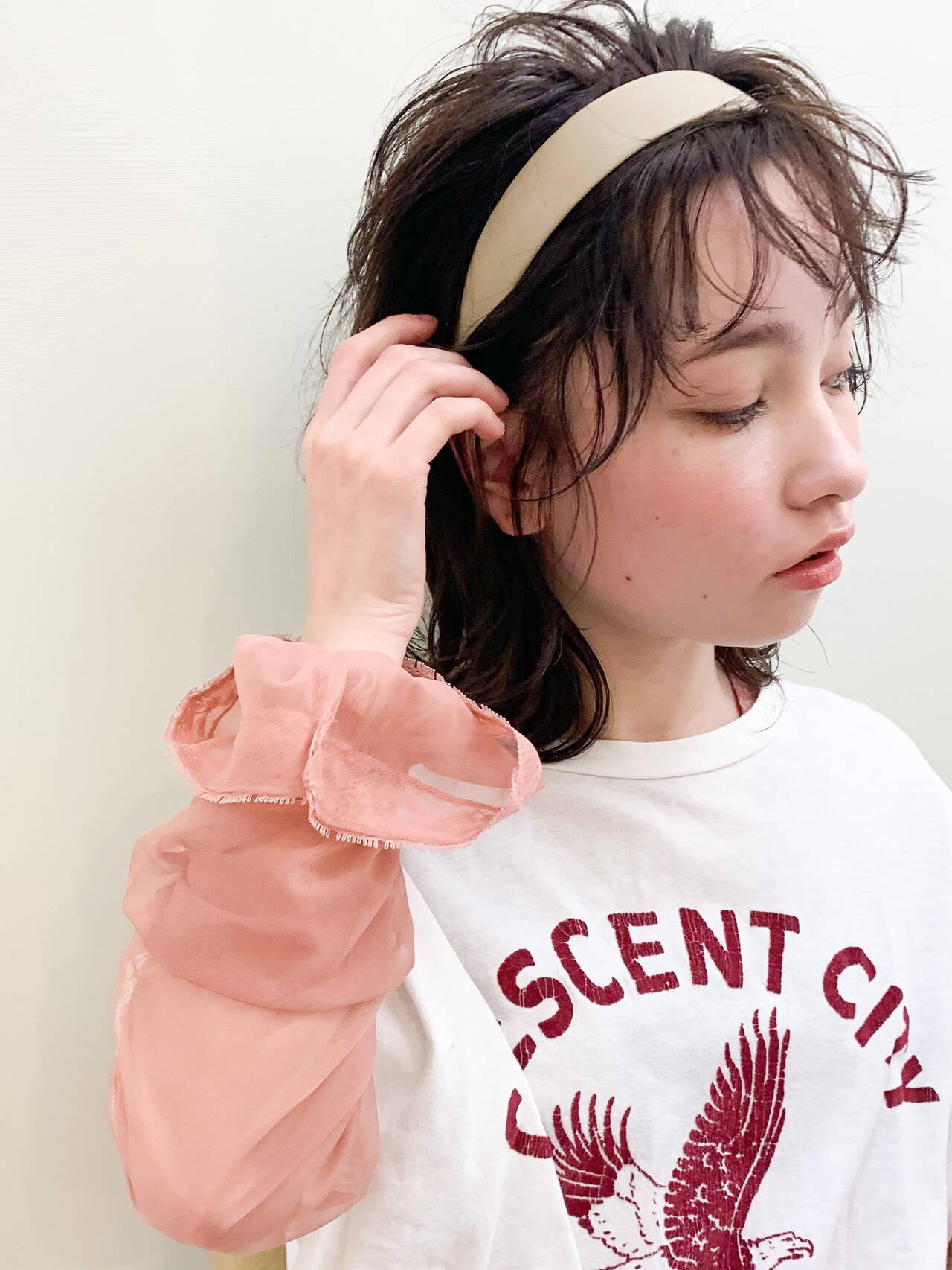 カチューシャ と ビッグシュシュ をつけた話題のヘアアレンジ モデルプレス