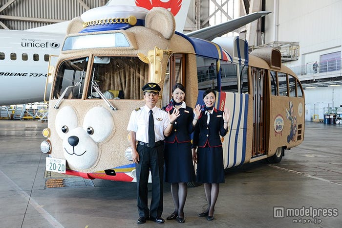 ダッフィーバスと乗務員