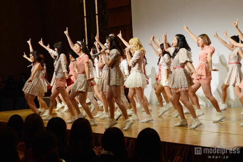E-girlsの迫力パフォーマンスで新入社員を熱狂の渦に
