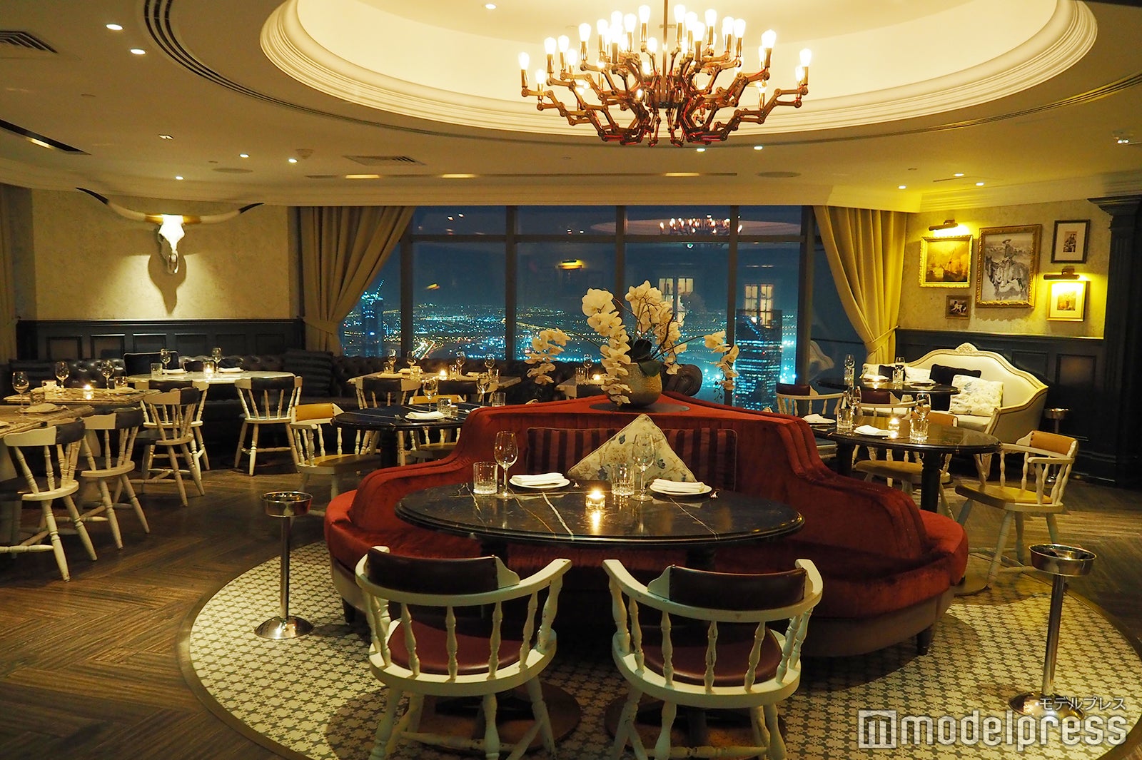 バーの奥スペースも、高級感漂うシックなインテリアに包まれている（C）モデルプレス