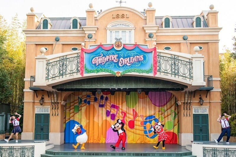東京ディズニーランドでは、屋外のシアターオーリンズにて上演。ミッキーマウスやドナルドダックなどが出演します