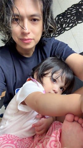 ぐぅの音も出ない可愛さ アレクサンダー、沖縄で次女・グーちゃんとの2ショット公開