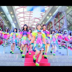 AKB48「ジャーバージャ」MVより（C）AKS／キングレコード