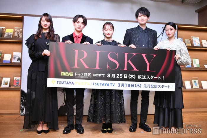 (左から)山下リオ、宮近海斗、萩原みのり、古川雄輝、深川麻衣(C)モデルプレス