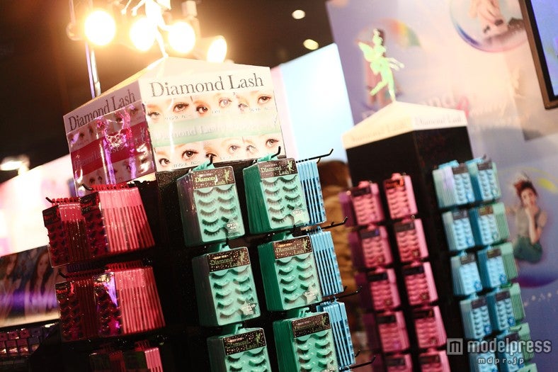 「DiamondLash」の人気商品がズラリと並ぶブース