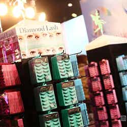 「DiamondLash」の人気商品がズラリと並ぶブース