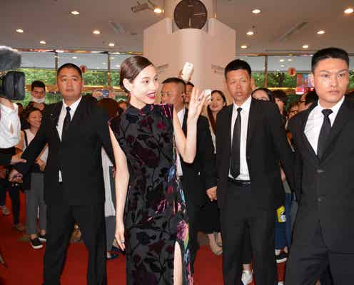 水原希子、SEXYスリットドレスで降臨 上海語メッセージにファン歓喜