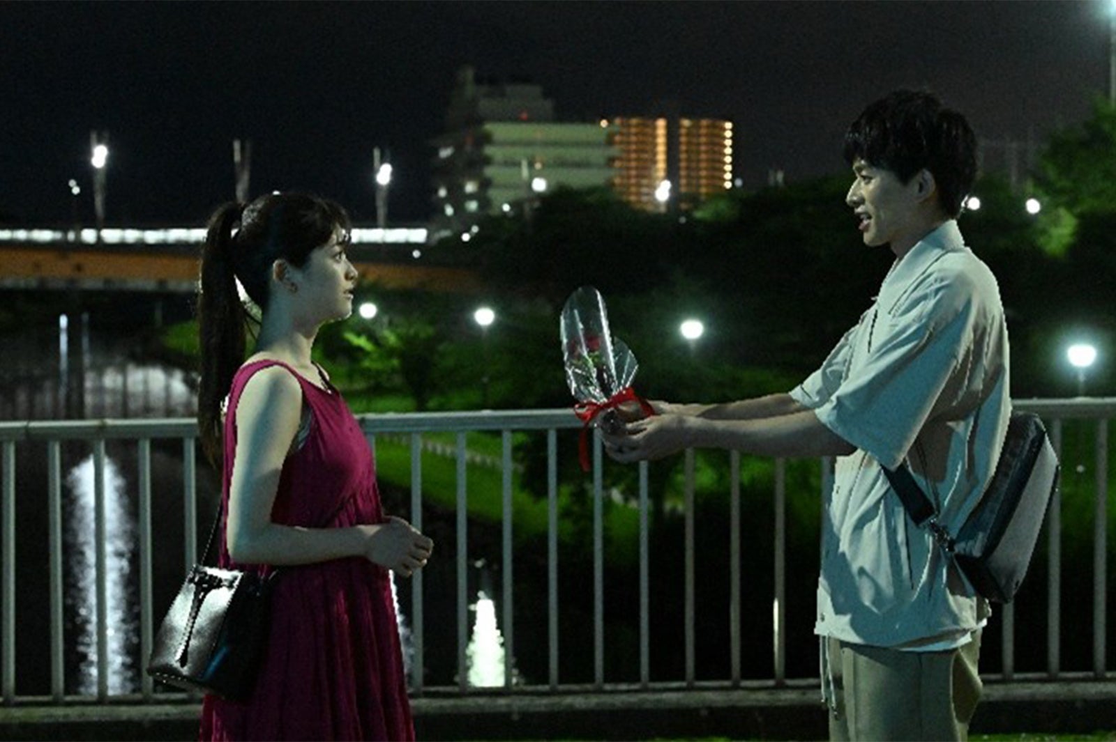 松村沙友理、白洲迅「今日もふたり、スキップで」（C）NTT DOCOMO, INC