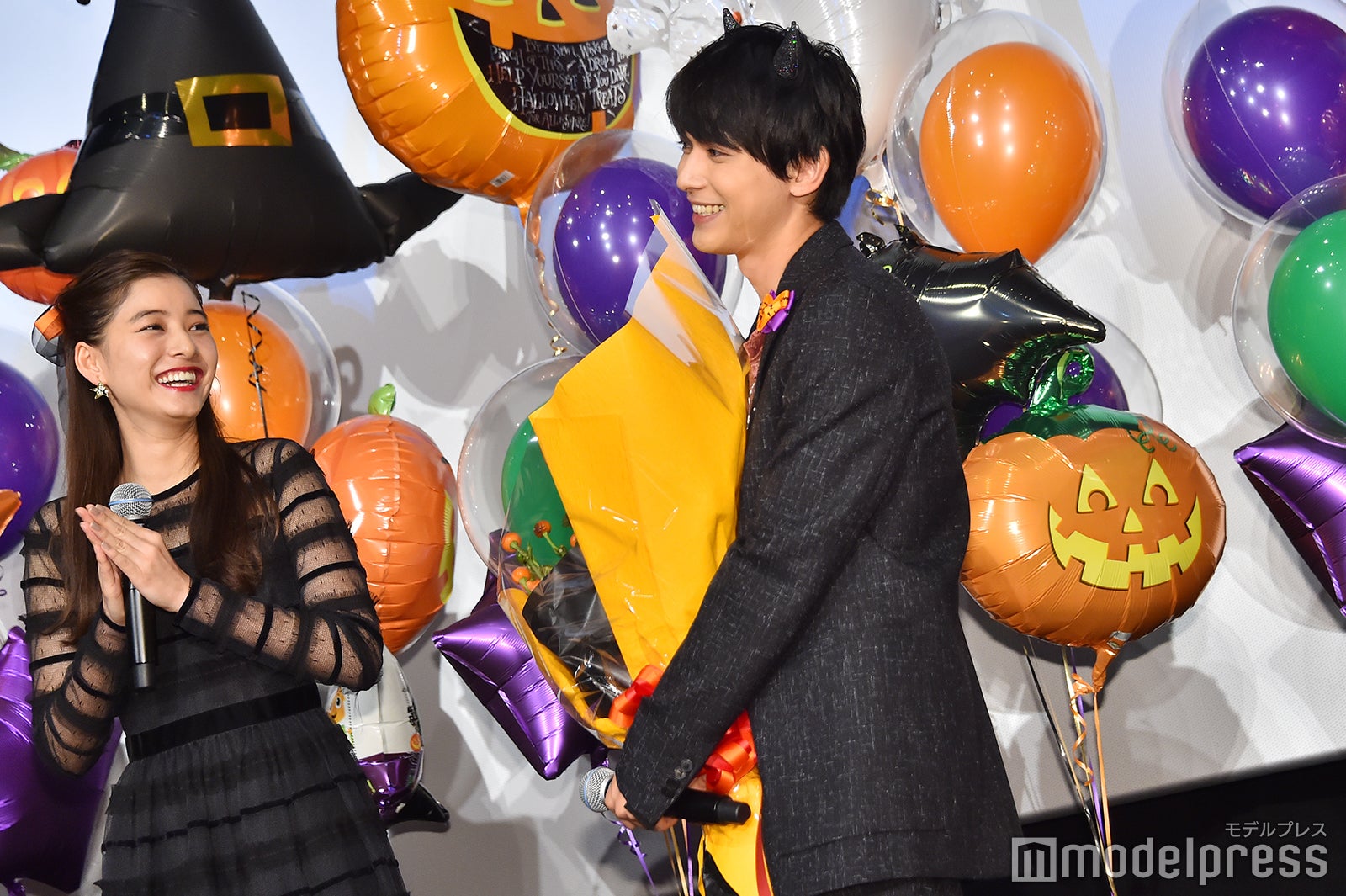 Nissyを見守る吉沢亮（右）、微笑む新木優子 （C）モデルプレス