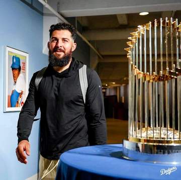 ドジャース開幕セレモニー 大谷翔平や新加入選手よりも大歓声浴びた左腕 昨年WS中に生まれたばかりの長女が他界 ファンが温かく帰還を迎える