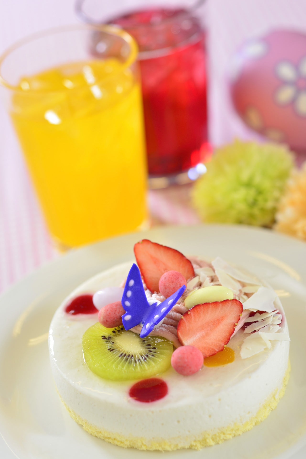 「クイーン・オブ・ハートのバンケットホール」イースターケーキ1280円（C）Disney