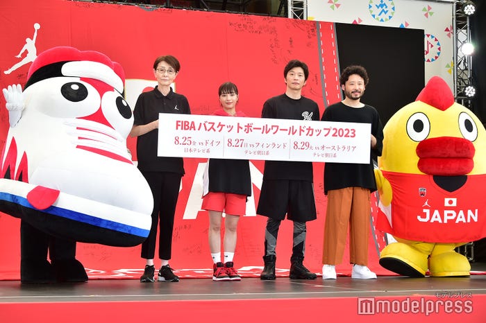 (左から)バッシュくん、三屋裕子会長、広瀬すず、田中圭、田臥勇太選手、そらジロー(C)モデルプレス