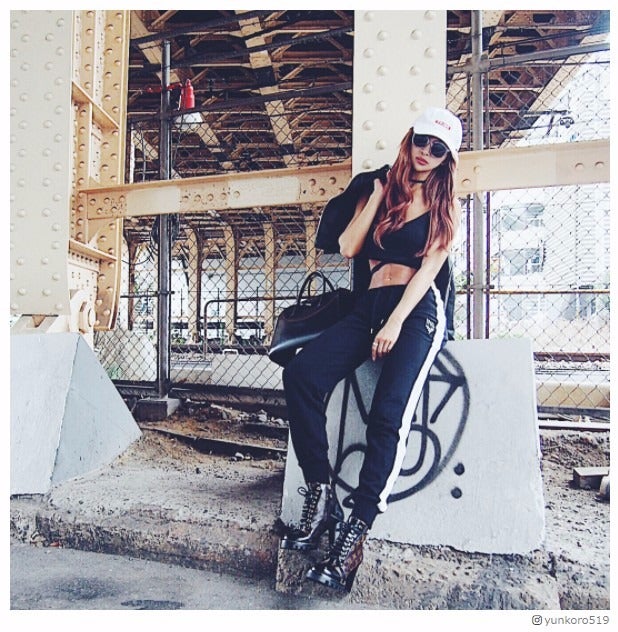 ゆんころ、“最強腹筋”際立つ黒コーデに絶賛の声「カッコよすぎ」「憧れの体」