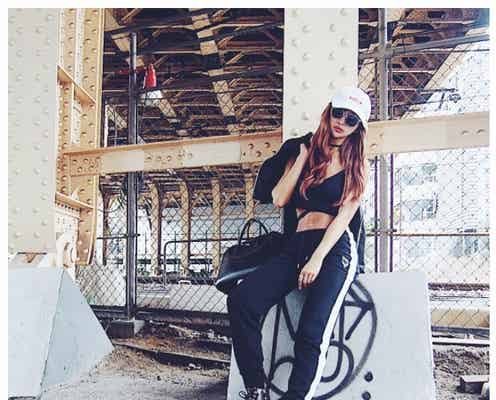 ゆんころ、“最強腹筋”際立つ黒コーデに絶賛の声「カッコよすぎ」「憧れの体」