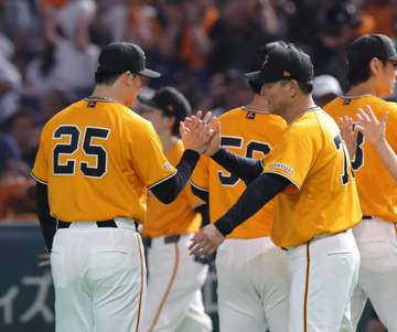プロ初勝利の巨人・代木大和がお立ち台で涙 左肘手術後の思い聞かれ「本当に…」と声を詰まらせ瞳ぬぐう 「支えてくれた皆さんのおかげで勝ち取った勝利」と感謝
