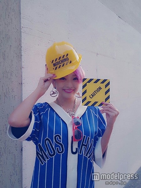 「ヘルメットをかぶって行ったので、SHOWの世界観に入り込めた気分でとてもハッピーでした！」となつぅみ（画像：所属事務所提供）