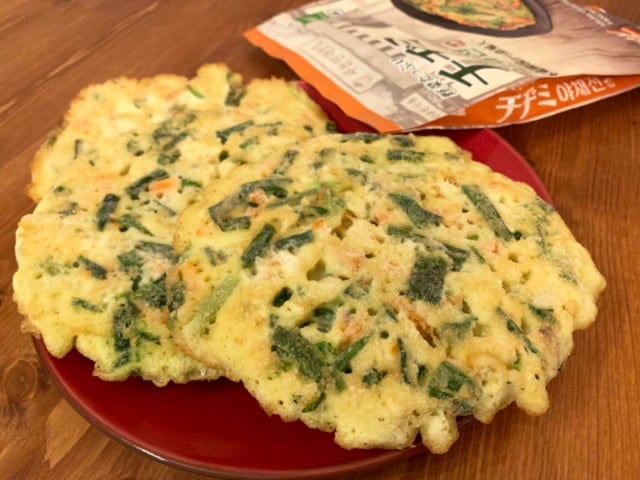 チヂミを出してお皿に乗せた写真