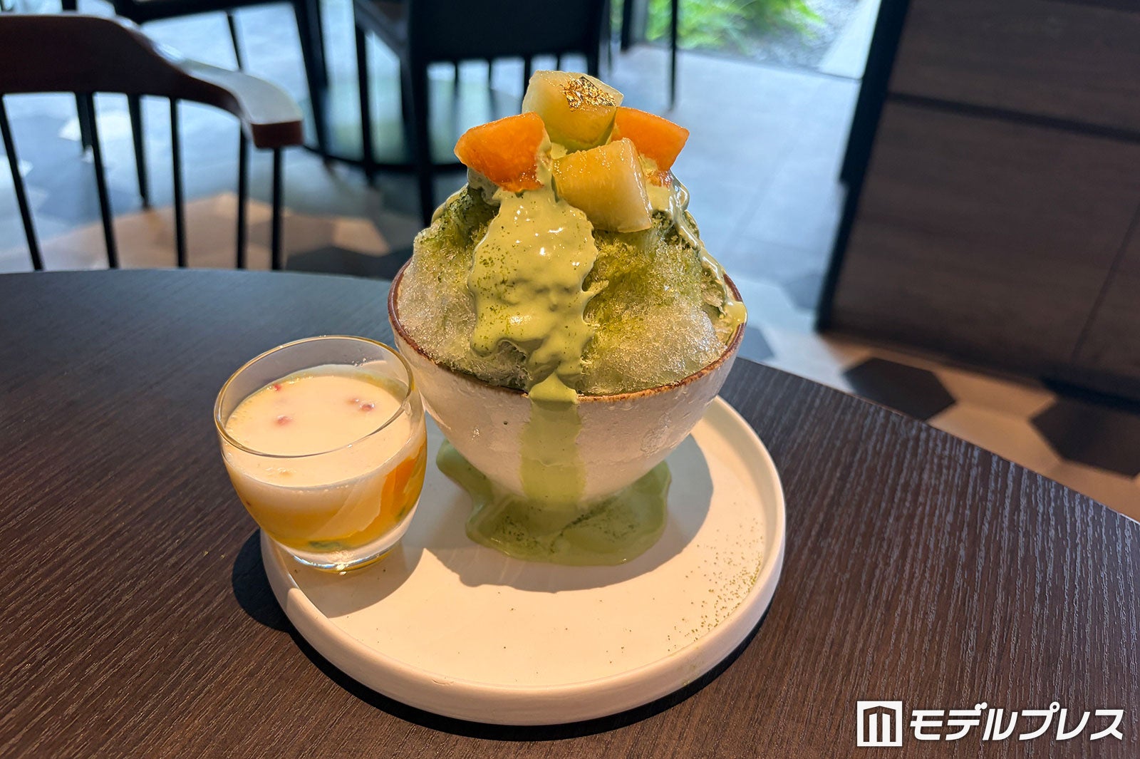 スペシャリテ「抹茶とメロンの“Swicy”かき氷 ごろっとマンゴーソースを添えて 」（C）モデルプレス