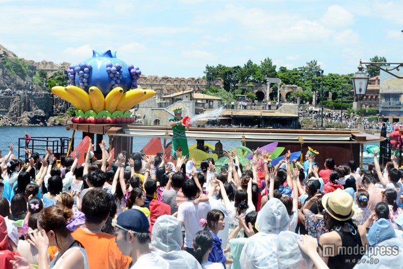 ダンサーの容赦無い水かけ