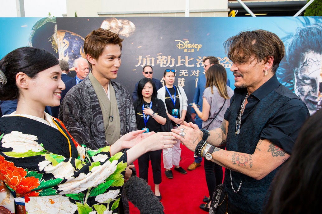 ジョニー・デップと対面を果たした栗山千明＆中川大志（C）2017 Disney Enterprises, Inc. All Rights Reserved.