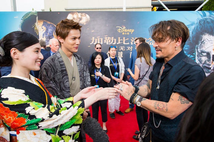 ジョニー・デップと対面を果たした栗山千明&中川大志(C)2017 Disney Enterprises, Inc. All Rights Reserved.