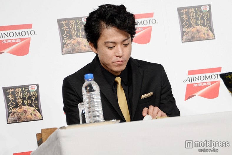 チャーハンを食べている小栗旬