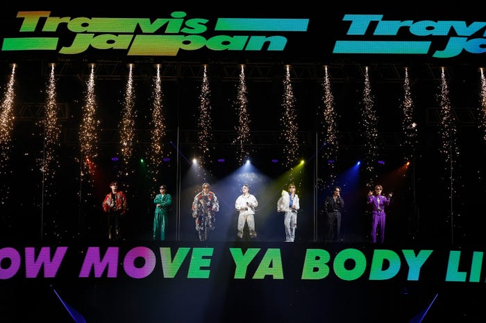 オープニングは全員サングラスで登場したTravis Japan(左から)吉澤閑也、松倉海斗、中村海人、宮近海斗、七五三掛龍也、松田元太、川島如恵留(提供写真)