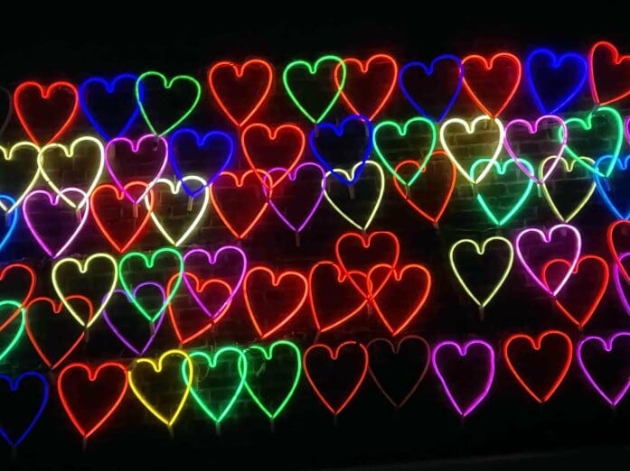 壁側面のハートイルミネーション、気がつきにくいが人気のフォトスポット