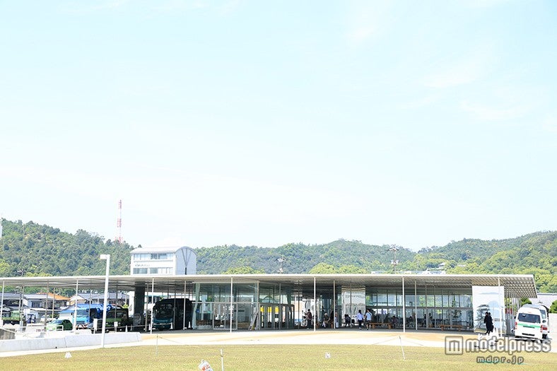 海の駅「なおしま」／一面ガラス張りで海沿いの爽やかな空気感をまとっている