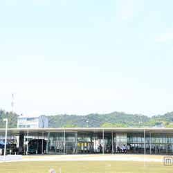 海の駅「なおしま」/一面ガラス張りで海沿いの爽やかな空気感をまとっている